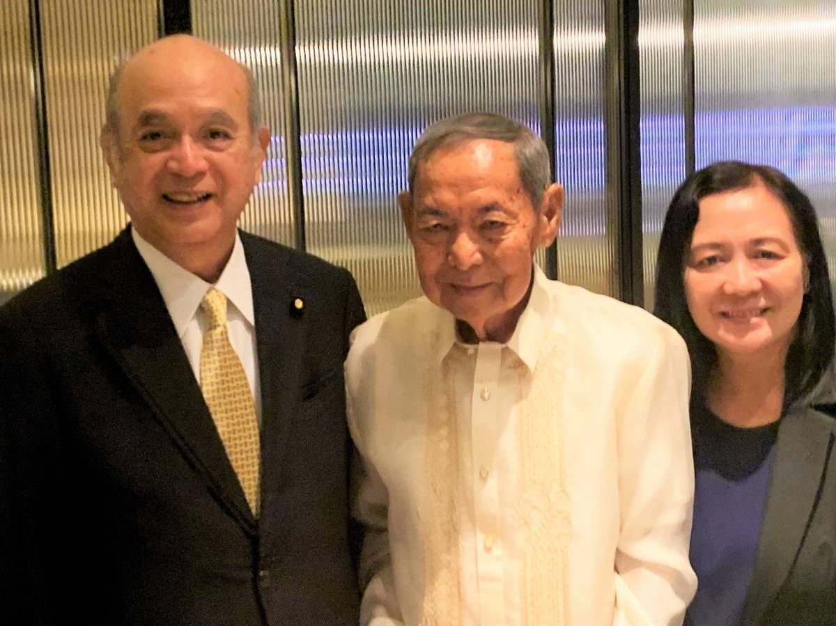 State Minister for Foreign Affairs TSUGE with Mr. TAKEI Jose and Ms.Marissa Romero(Jose's eldest daughter)
