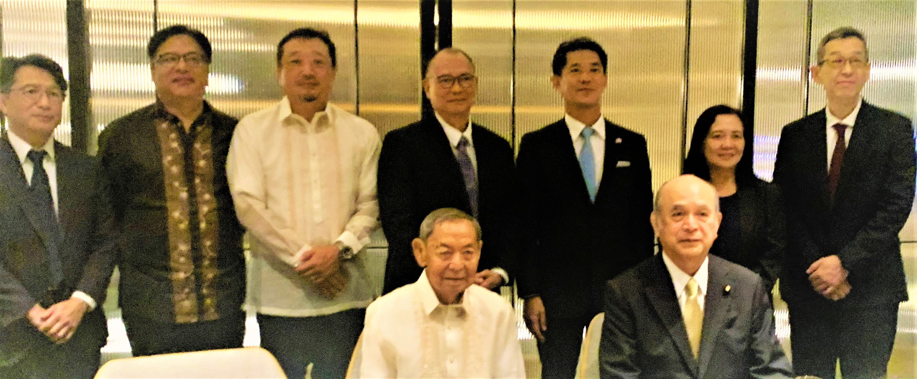 Japanese foreign affairs minister meets with Filipino Nikkei-jin