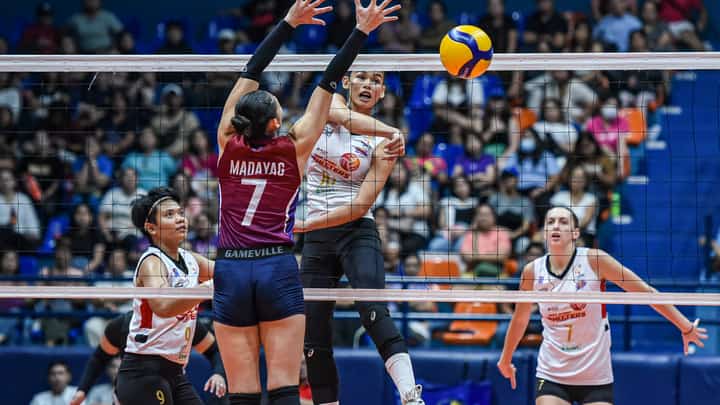 Majoy Baron of PLDT eludes the defense Maddie Madayag of Choco Mucho during their PVL Reinforced Conference game last Thursday at the Filoil EcoOil Center. The High Speed Hitters won, 21-25, 25-18, 25-16, 25-19.