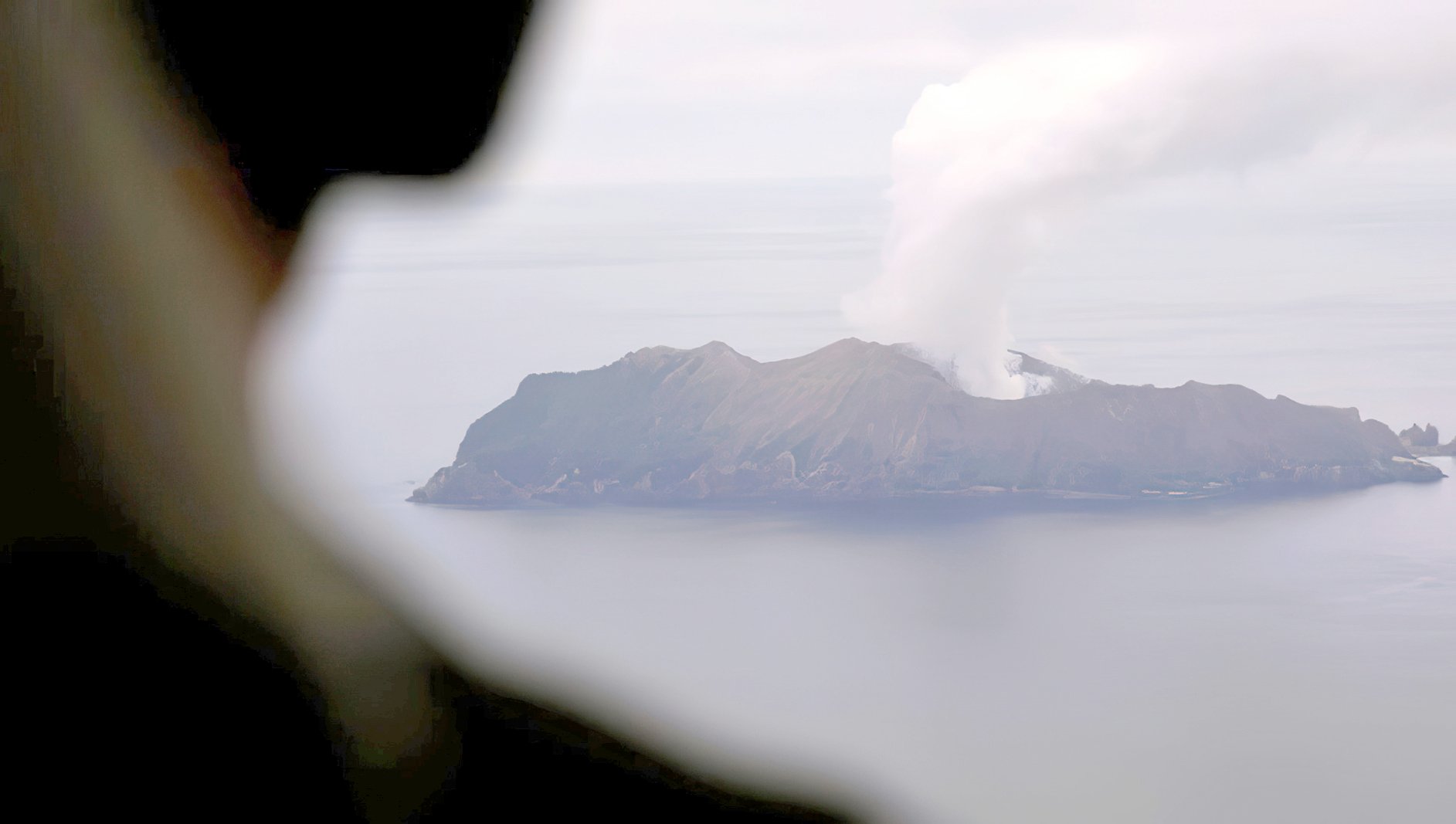 Volcanic eruption grounds New Zealand flights
