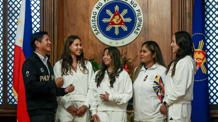 PRESIDENT Ferdinand R. Marcos Jr. chats with athletes Levi Ruivivar, Emma Malabuyo, Dottie Ardina and Aleah Cruz Finnegan during a meet and greet at the President’s Hall in Malacañang Palace, where they receive a Presidential Citation and P1 million cash incentive on Thursday.
