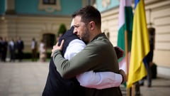 Peacemonger Modi gives Zelensky hug