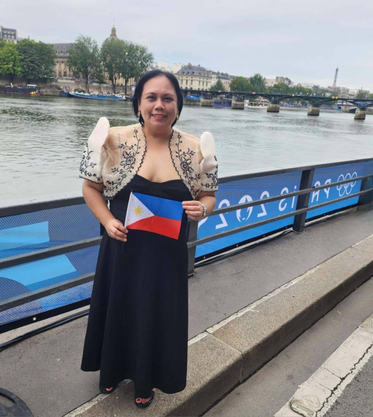 THE author proudly waved the Philippine flag along the banks of the River Seine during the opening ceremony.