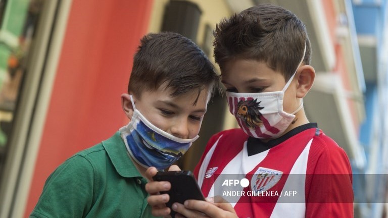 Don't give smartphones to kids under 11, UK mobile phone firm says
