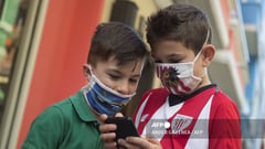 Don't give smartphones to kids under 11, UK mobile phone firm says