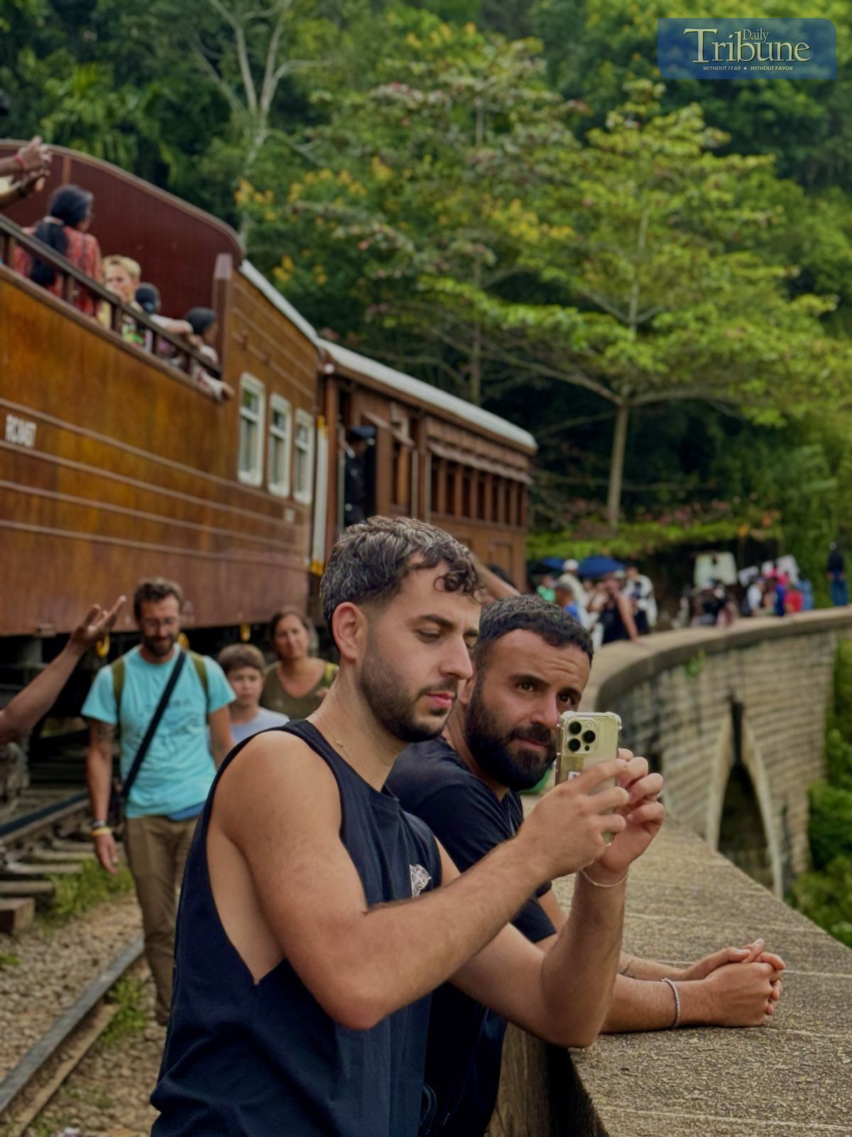 TRIBUNE-sri-lanka-train-withpassengers