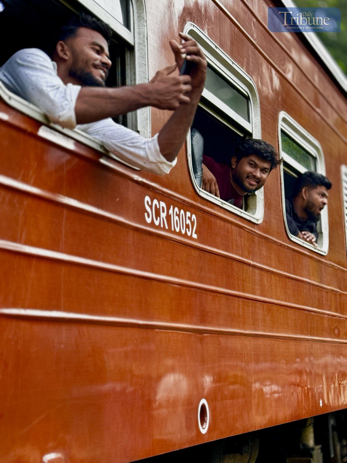 TRIBUNE-sri-lanka-train-withpassengers