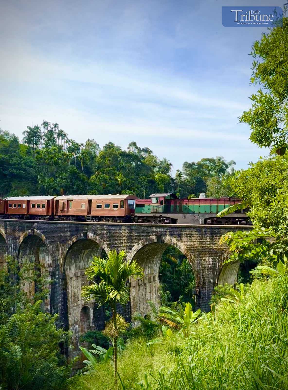 TRIBUNE-sri-lanka-train-onbridge