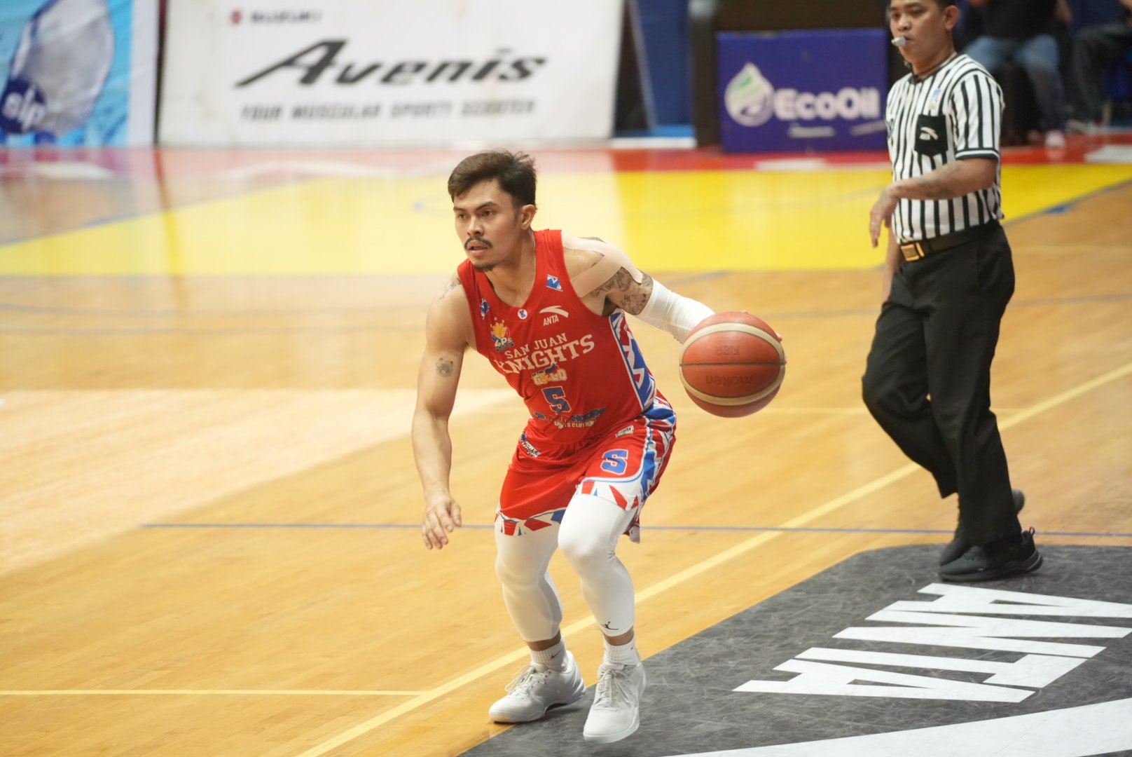 ORLAN Wamar makes his move for the San Juan Knights