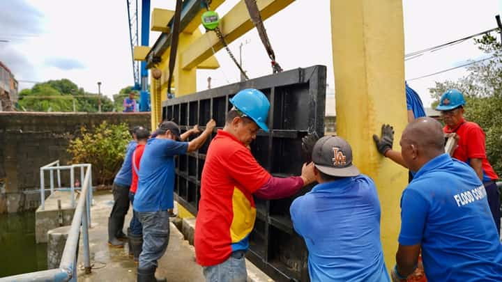Repairing a damaged Dampalit floodgate.