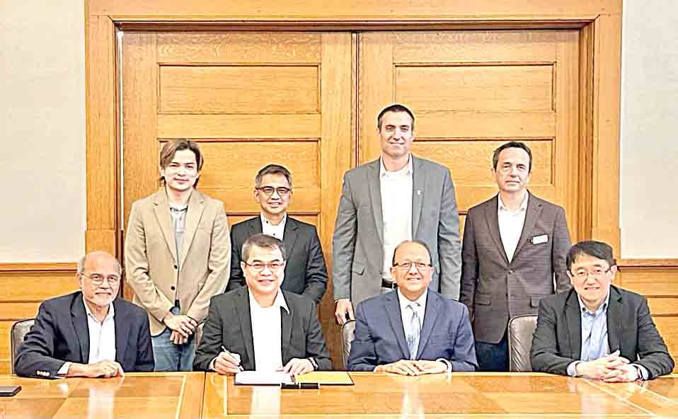 FOREIGN UNIVERSITIES AS MERALCO’S KNOWLEDGE PARTNERS. Meralco executives and its partners from international universities during the signing of memorandum of understanding in Illinois, USA.