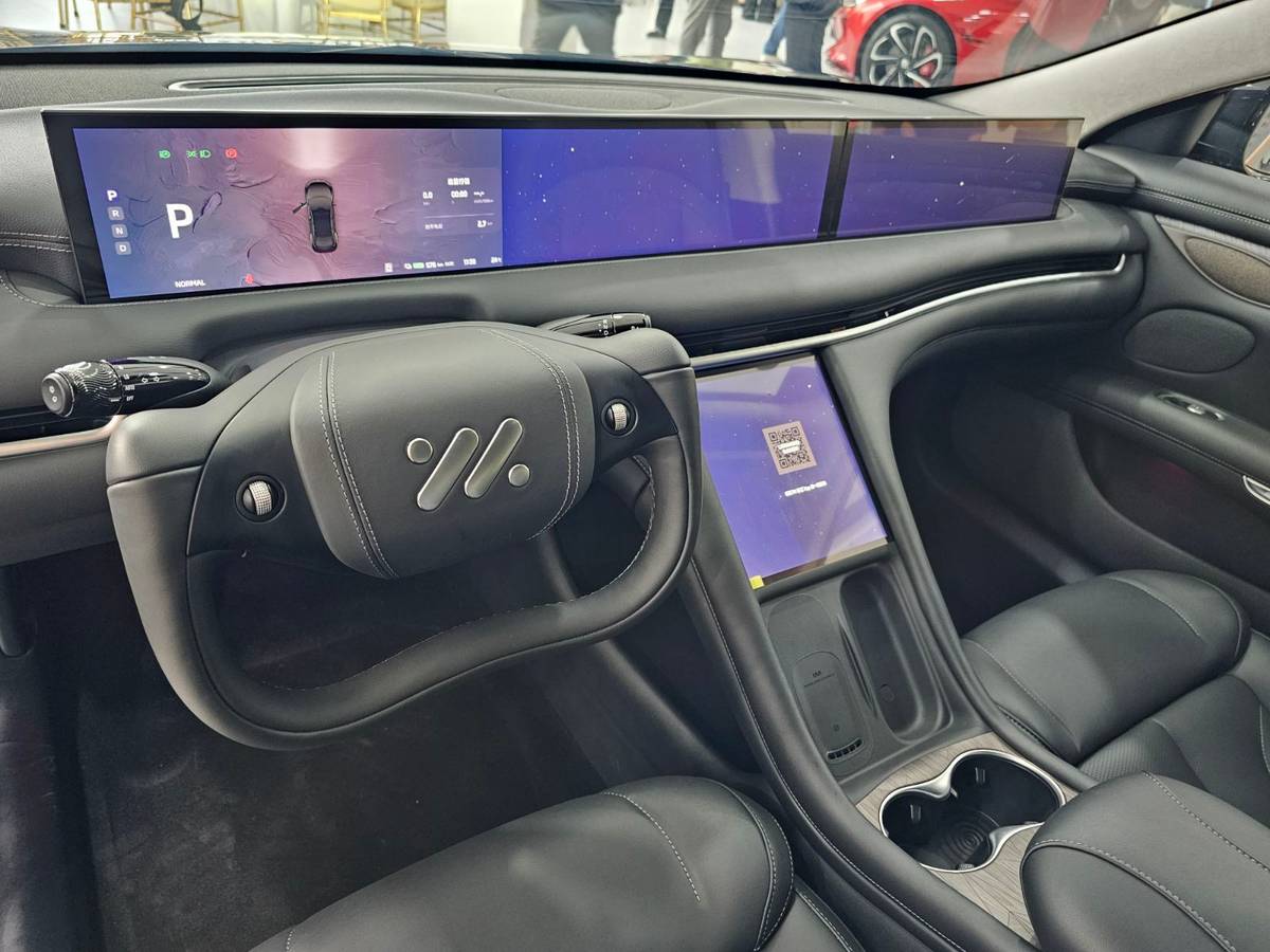 INTERIOR of the IM L7.