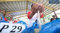 TRIBUNE-man-holding-rice