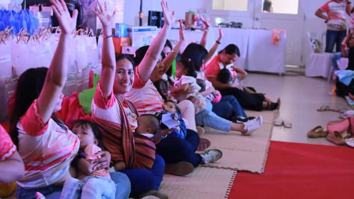 DAVAO Oriental mothers happily breastfeed their babies during a simultaneous event ‘Hakab Na!’ in Mati City over the weekend.