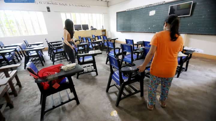 TRIBUNE-parents-in-classroom