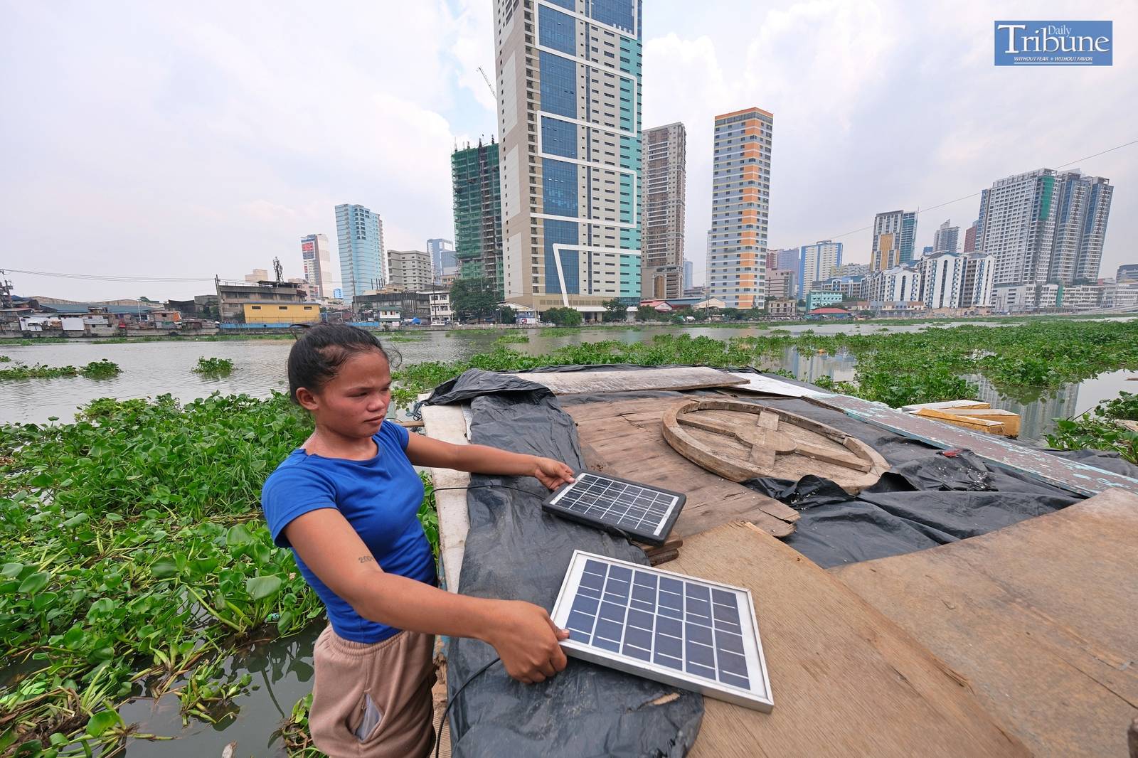 TRIBUNE-solar-panel-recharging