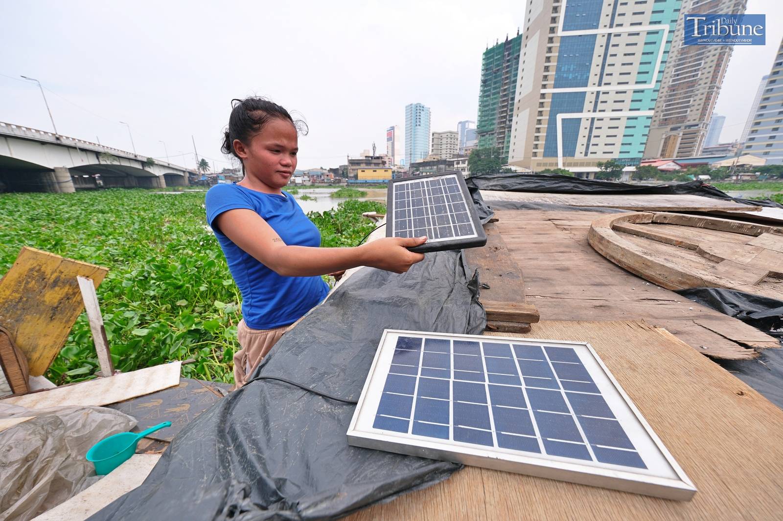 TRIBUNE-solar-panel-recharging