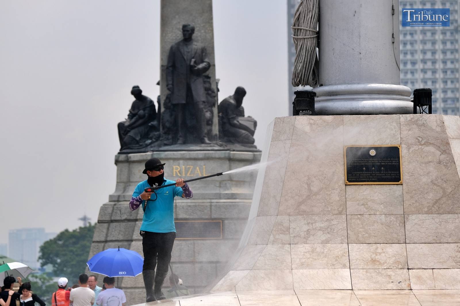 TRIBUNE-worker-cleaning