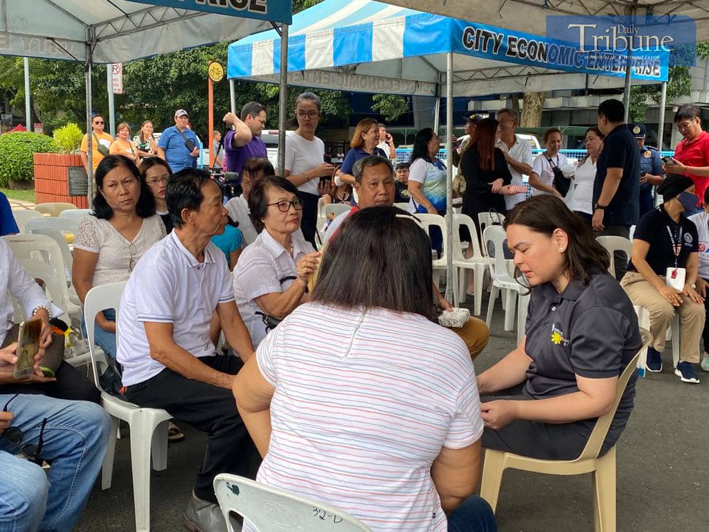 TRIBUNE-vp-sara-with-people