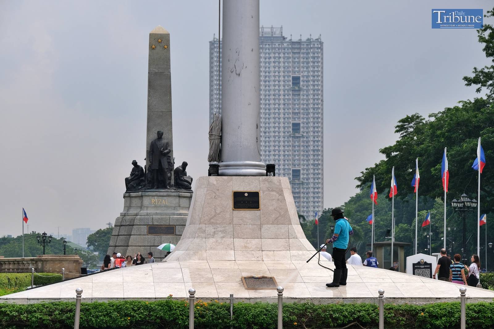TRIBUNE-worker-cleaning