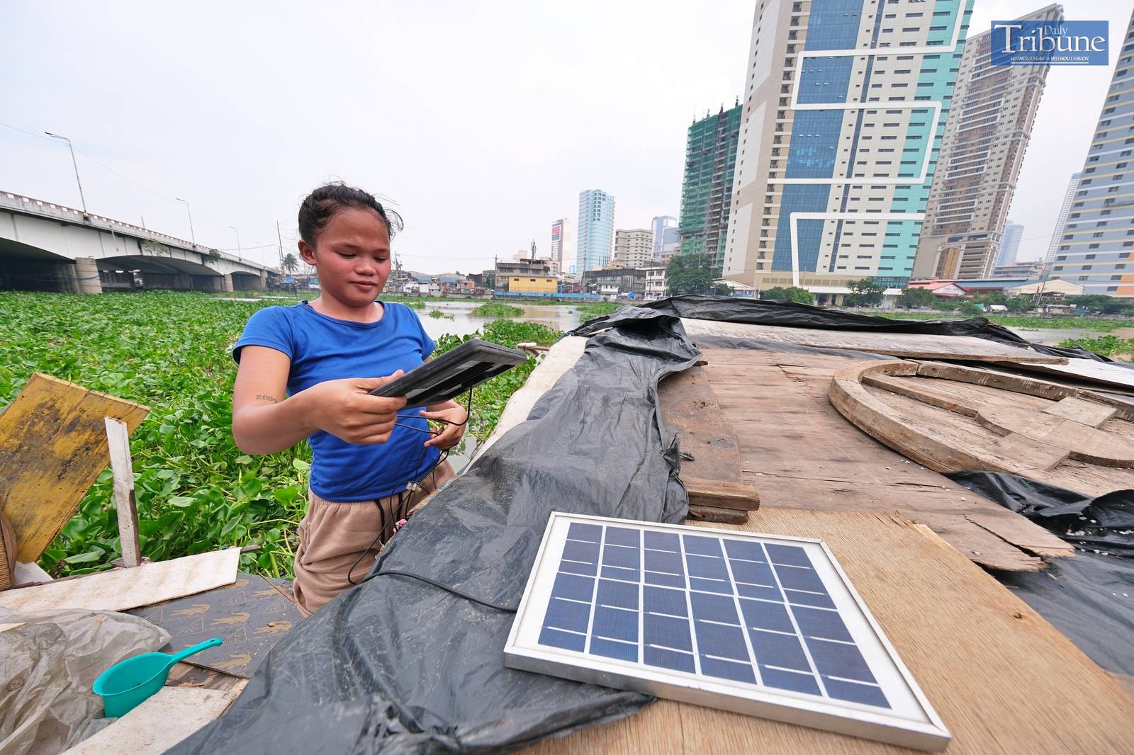 TRIBUNE-solar-panel-recharging