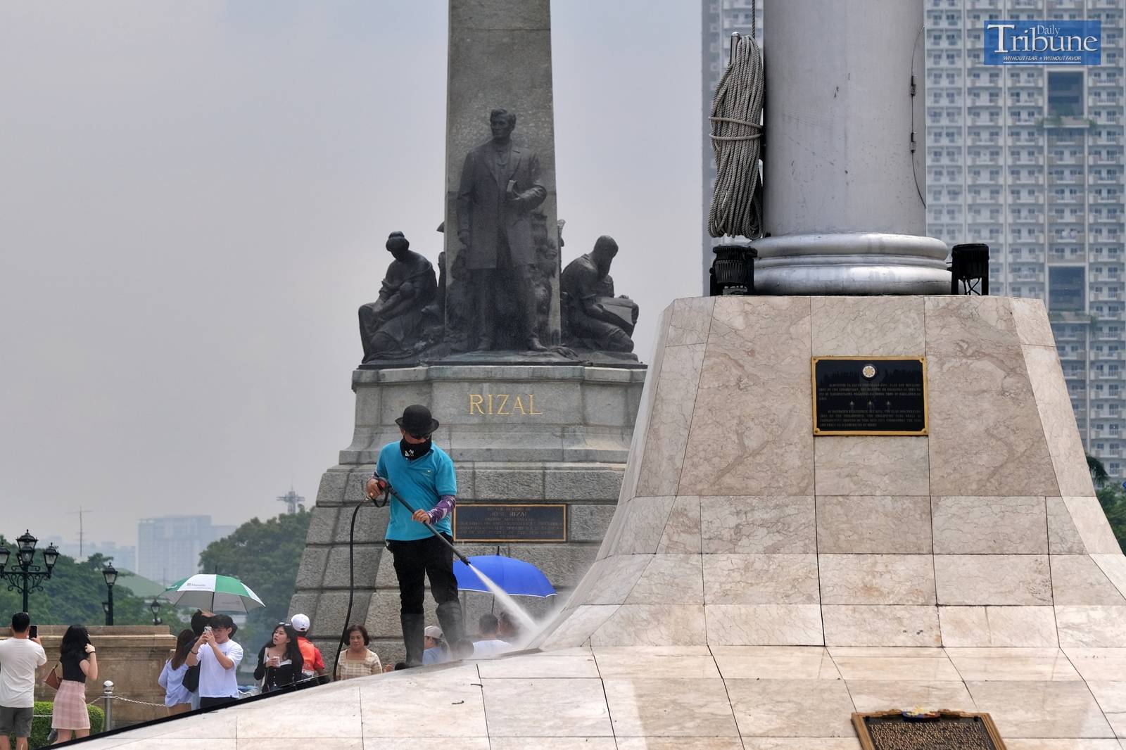 TRIBUNE-worker-cleaning