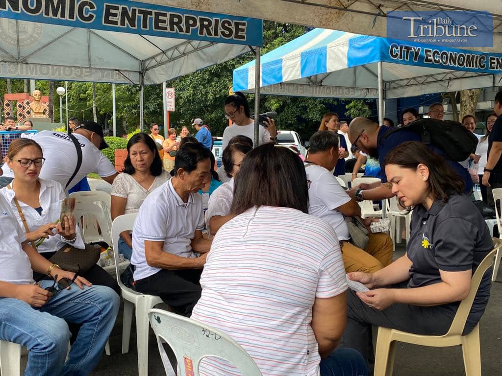 TRIBUNE-vp-sara-with-people
