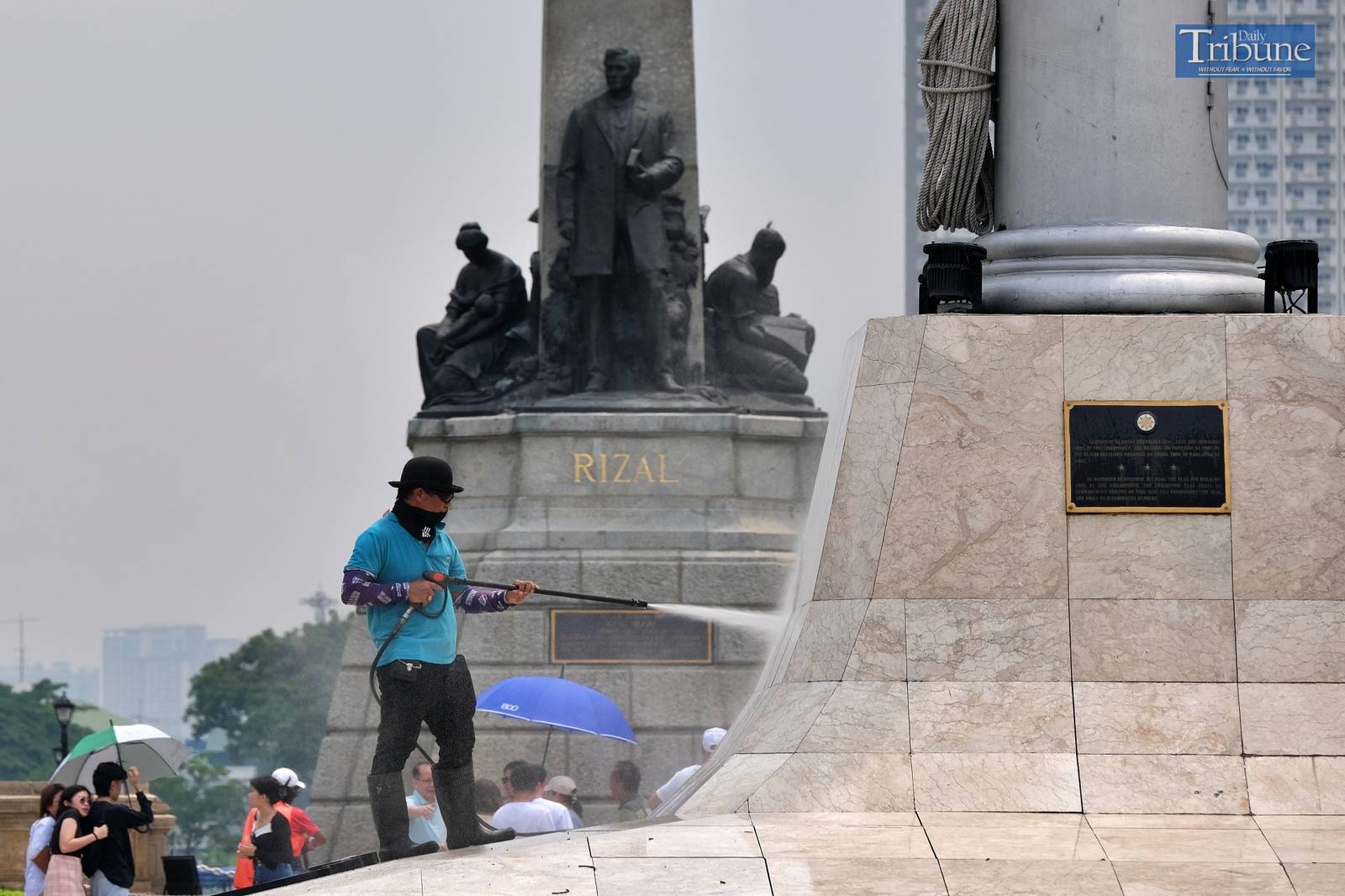 TRIBUNE-worker-cleaning