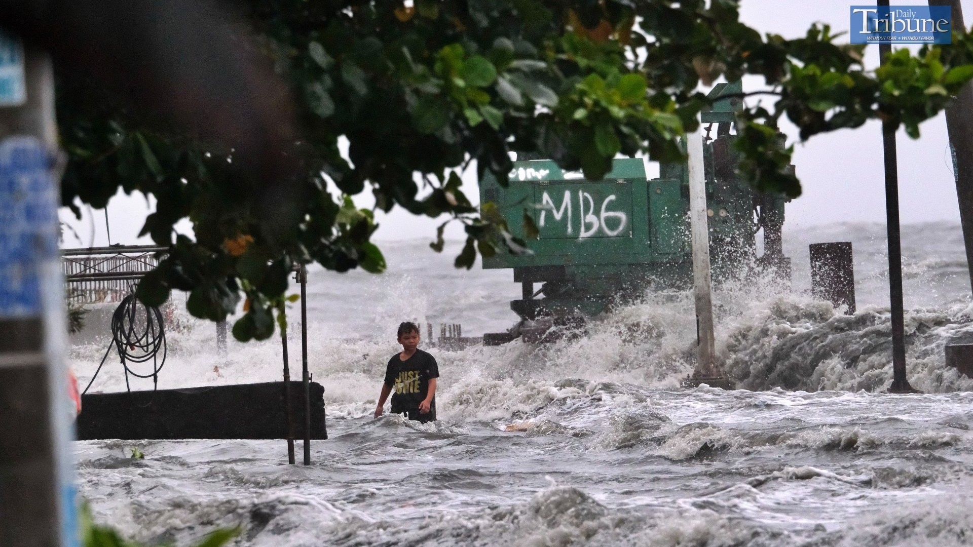 TRIBUNE-baseco-compound-storm-surge