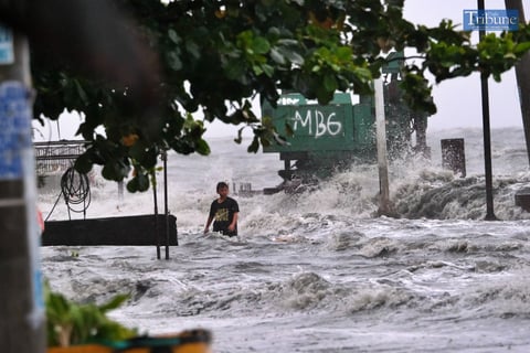 TRIBUNE-baseco-compound-storm-surge