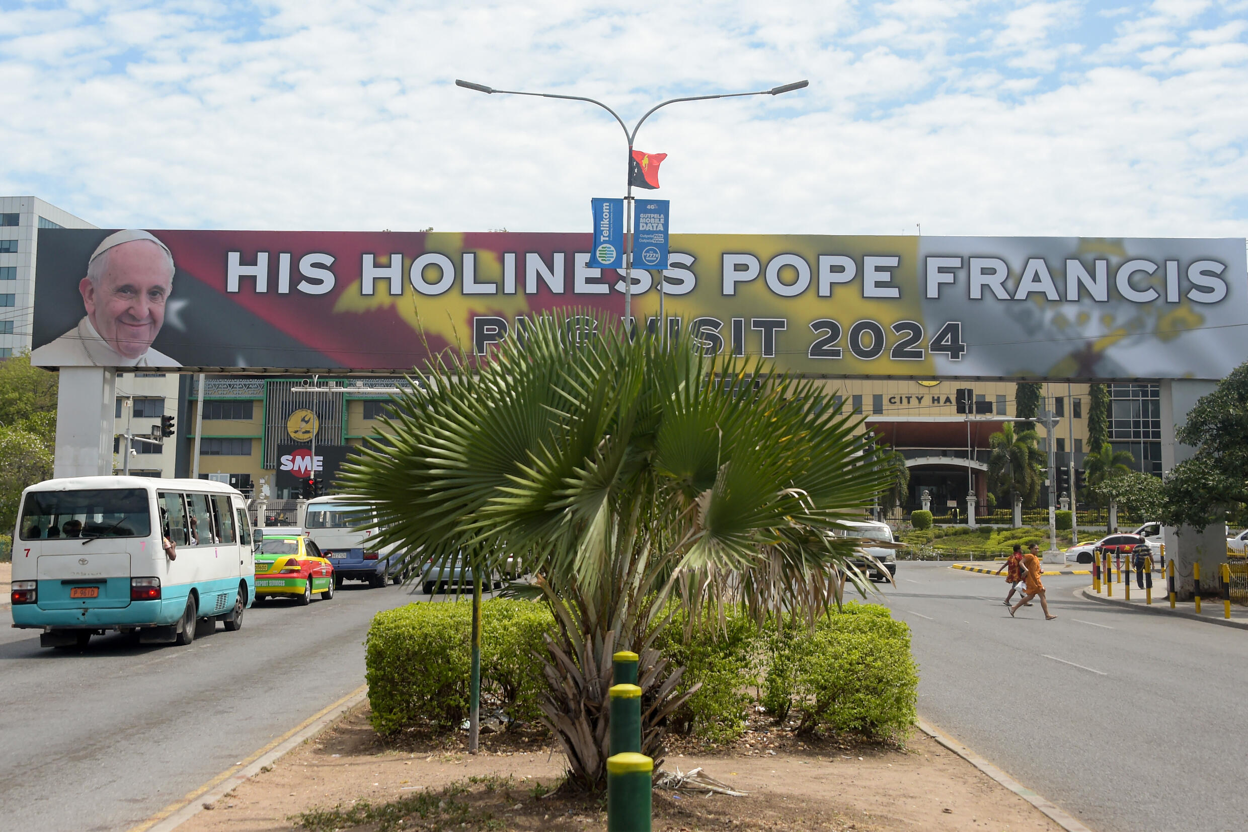 Rare papal visit crowds Papua New Guinea capital
