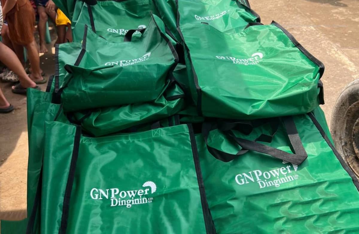 BAGS complete the giveaways to schoolchildren of Barangay Balon.
