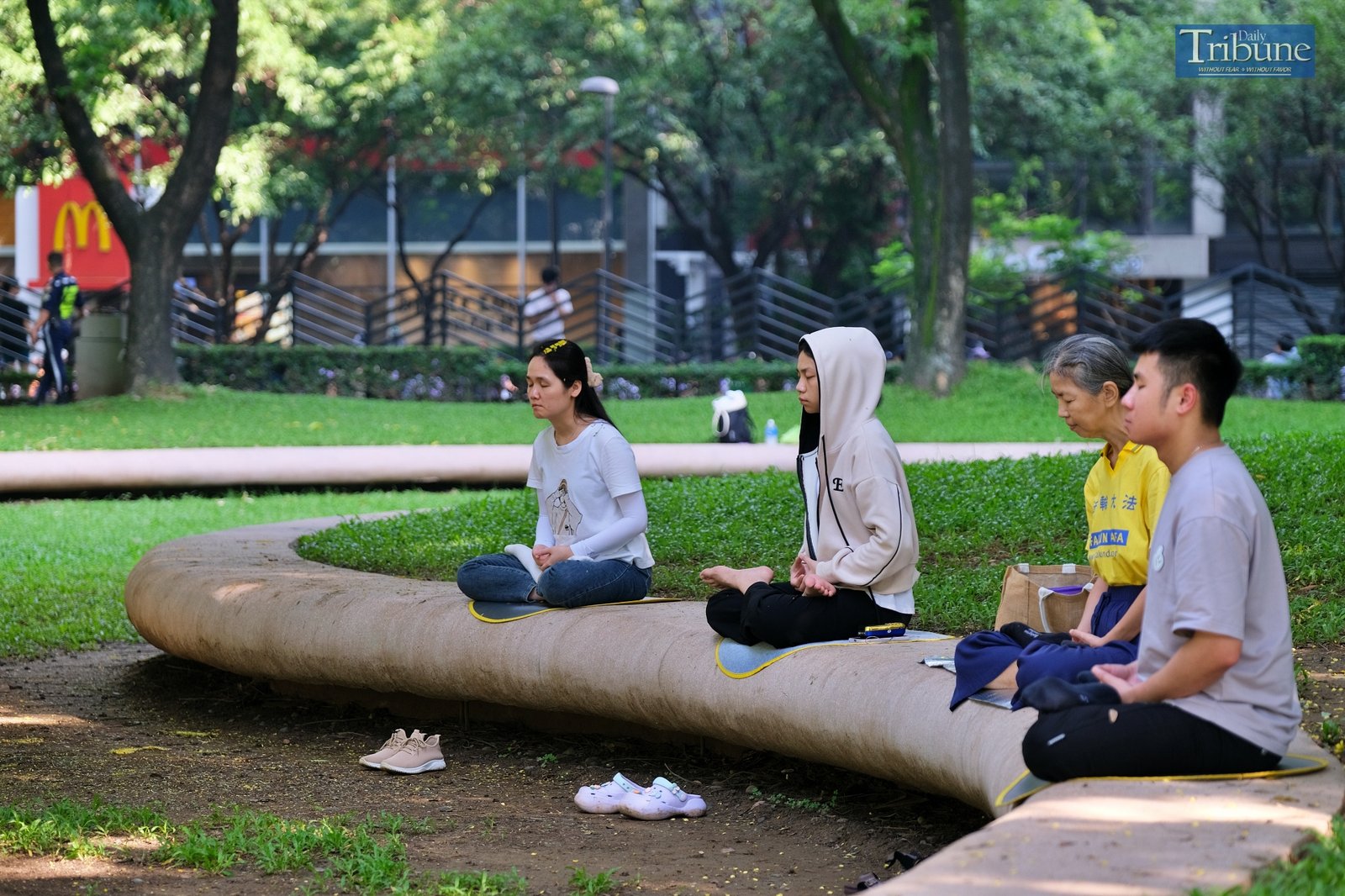 TRIBUNE-group-meditating
