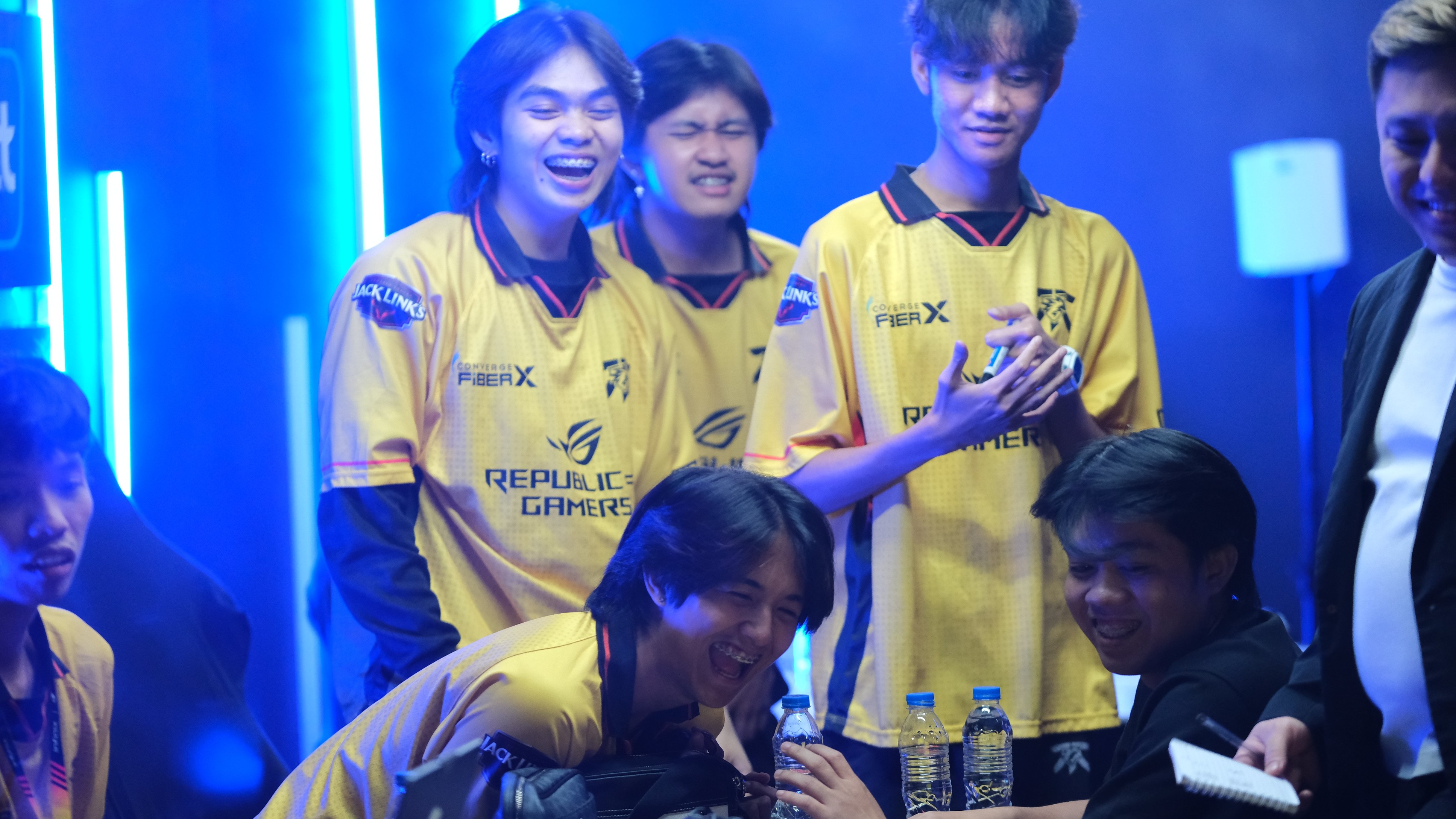 Fnatic ONIC PH slays world champ Falcons AP Bren