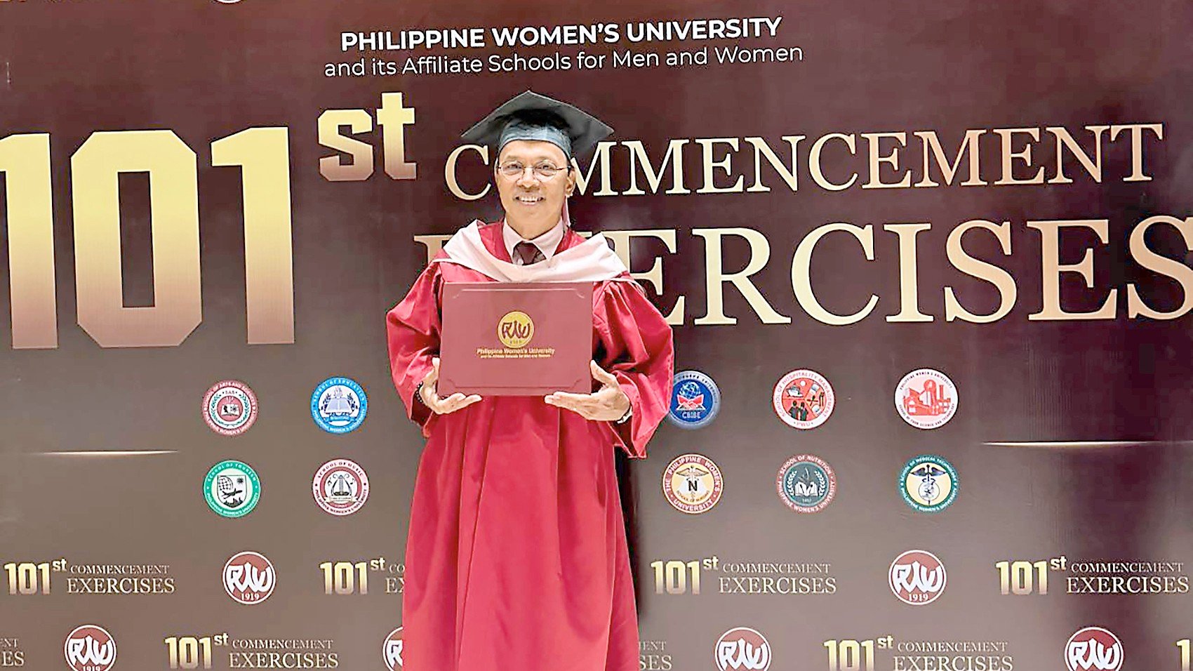 Degree, Set, Sing: Noel Cabangon
earns his college diploma  
