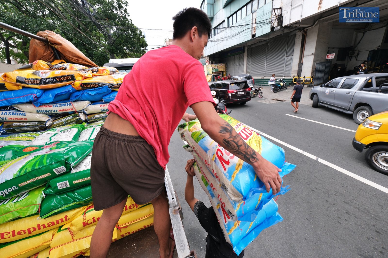 TRIBUNE-men-carrying-sacks