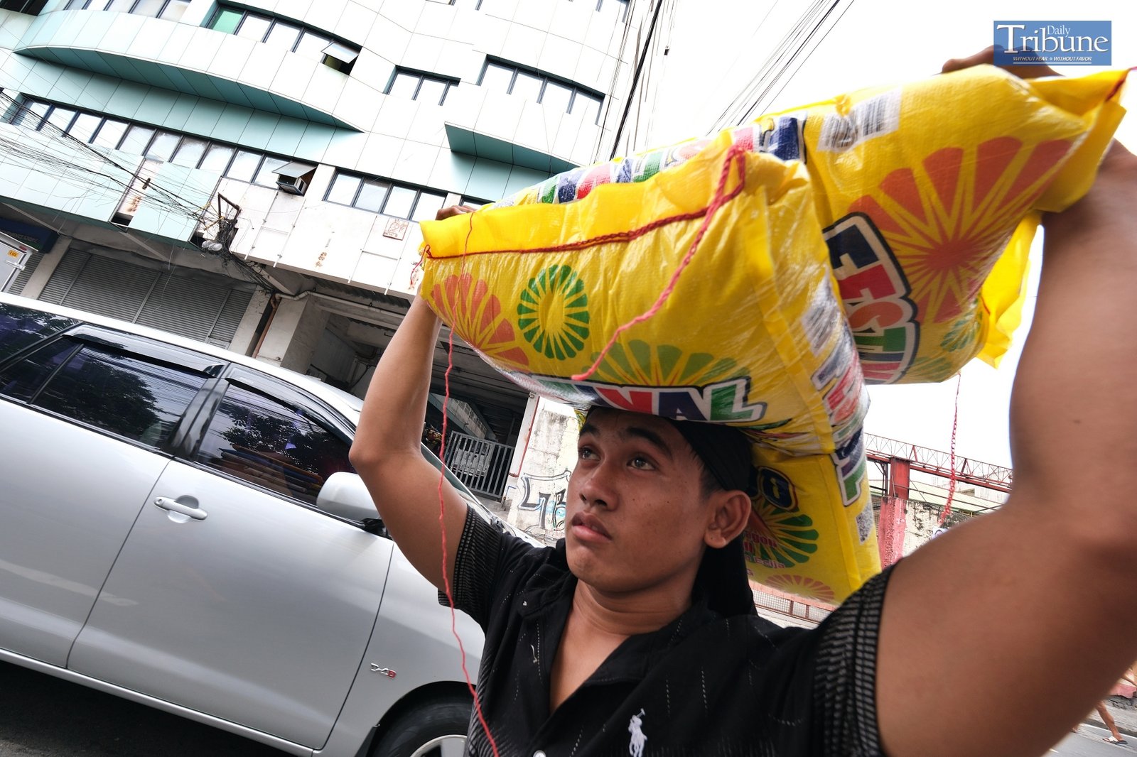 TRIBUNE-men-carrying-sacks