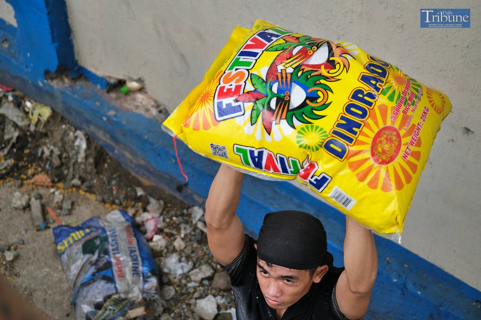 TRIBUNE-men-carrying-sacks