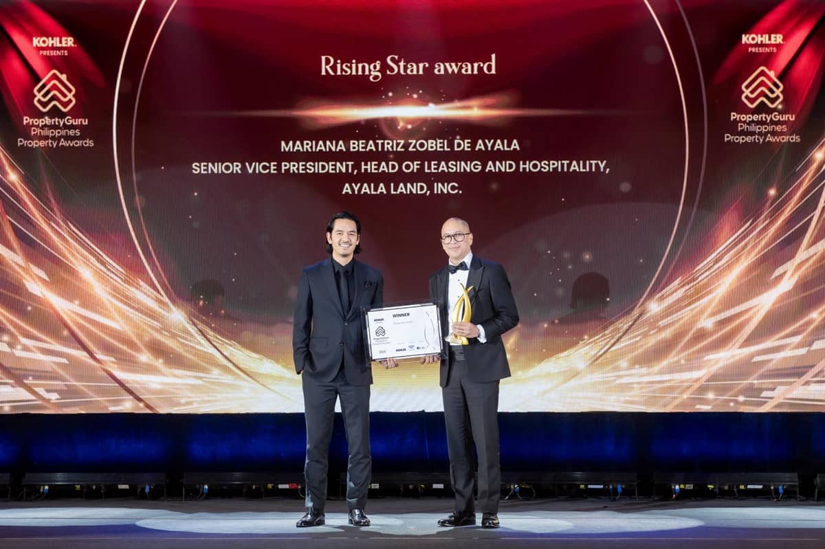 From L-R: Franz Fricke, Managing Partner at Synergy Media Specialists – Bridges, presents the award to Hans Lopez-Vito, Head of Brand Experience and Brand Strategy at Ayala Land, Inc., who is receiving the award on behalf of Mariana Beatriz Zobel de Ayala.
