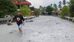 Hundreds flee after Phl volcano warning