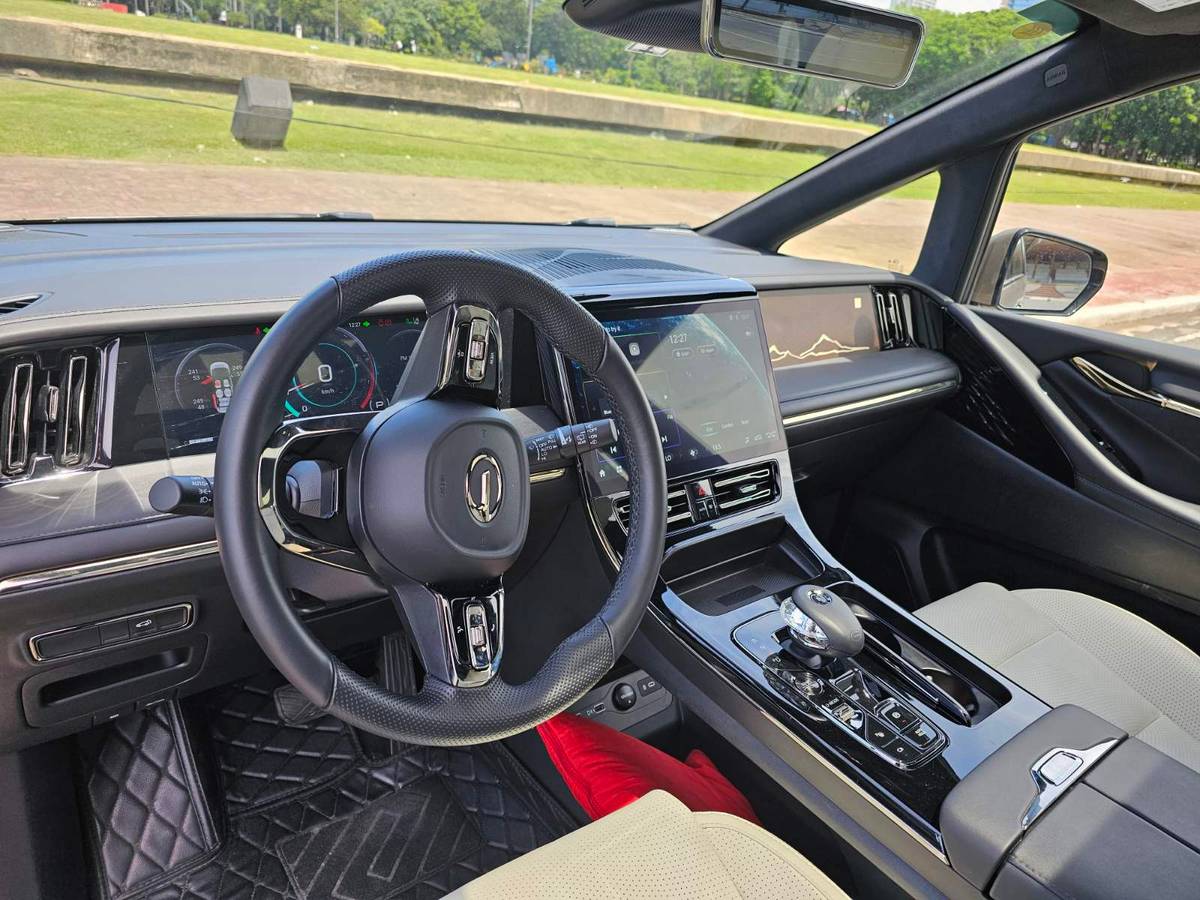 HIGH-TECH infotainment and control panel.