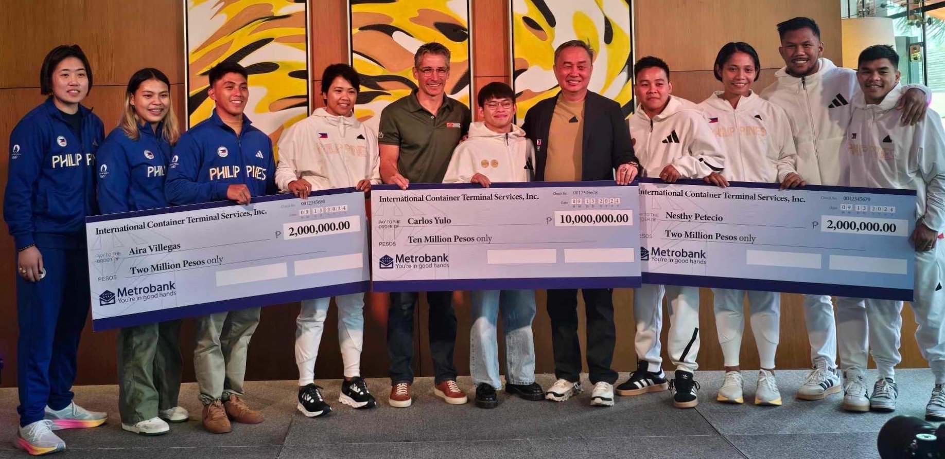 CARLOS YULO (center) gets an additional P10 million from ICTSI during awarding rites on Friday at Solaire. Also receiving cash rewards include (from left) Kiyomi Watanabe, Vanessa Sarno, John Febuar Ceniza, Aira Villegas, Nesthy Petecio, Joanie Delgaco, Eumir Felix Marcial and Carlo Paalam. Joining them are ICTSI executive vice president Martin Gonzalez (fifth from left) and Philippine Olympic Committee president Abrajam ‘Bambol’ Tolentino (fifth from right).