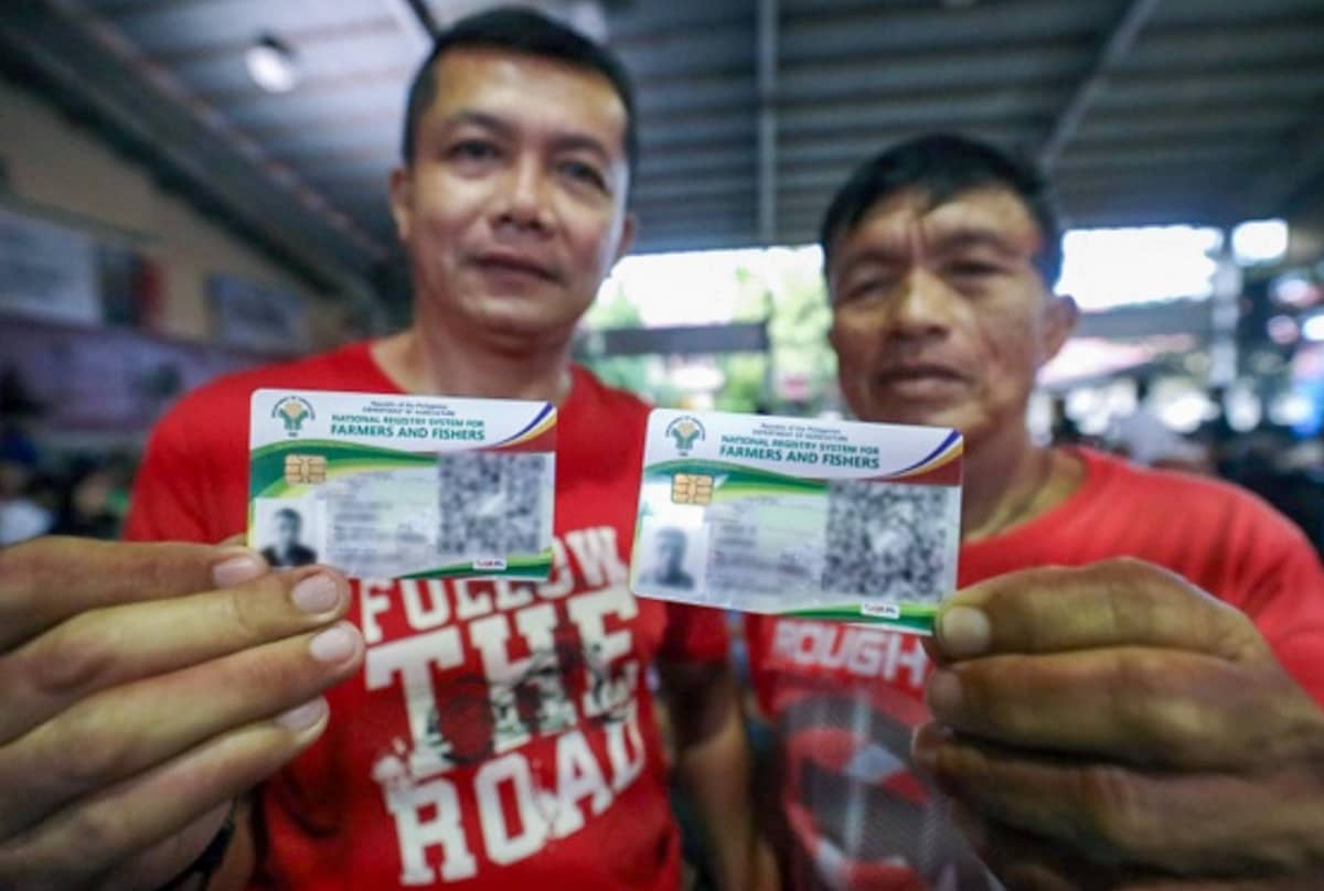 BENEFICIARY farmers show their Interventions Monitoring Card that will give them access to agricultural loan and other benefits.