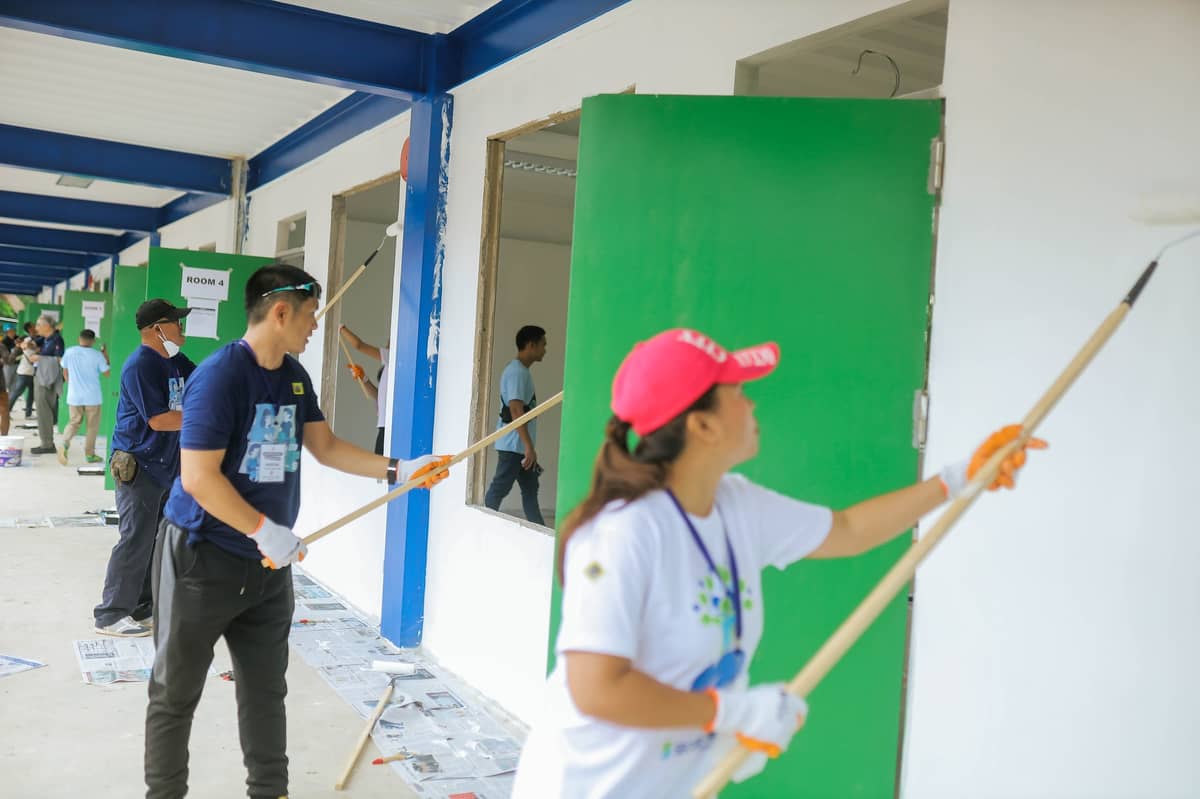 Employees of Security Bank branches in Mindanao paint the new classrooms of the Zamboanga National High School (top) in Pagadian City, Zamboanga del Sur. The school building is donated by the Security Bank Foundation.