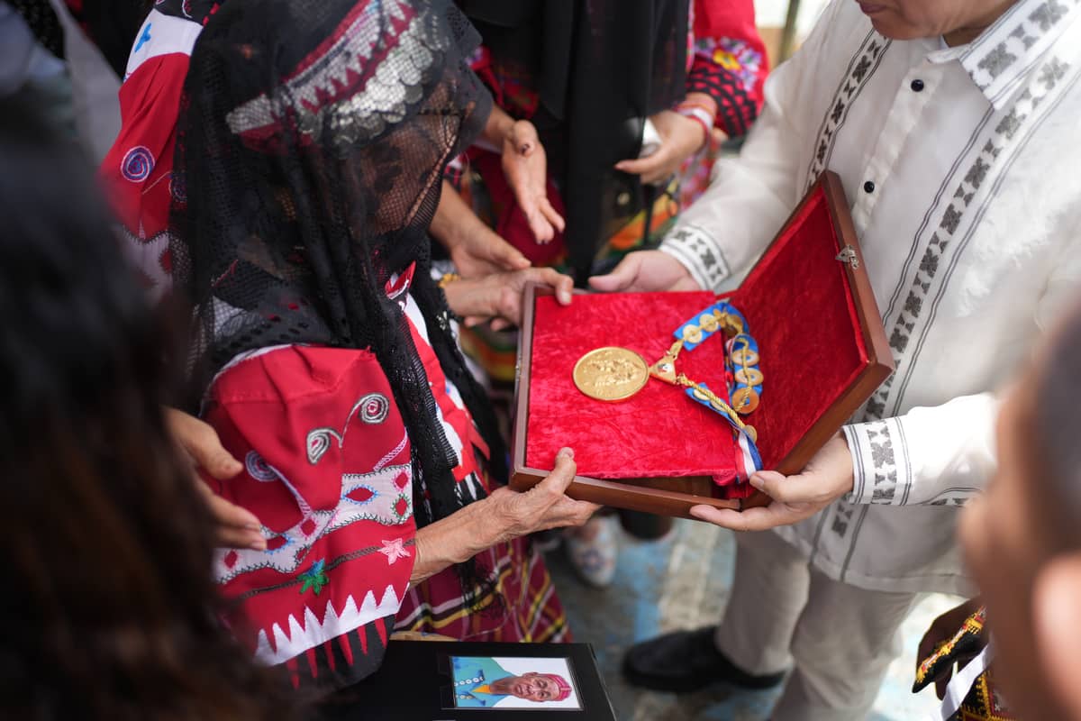NCCA chairman Victorino Mapa Manalo entrusting Caballero’s GAMABA medallion to the family’s care.