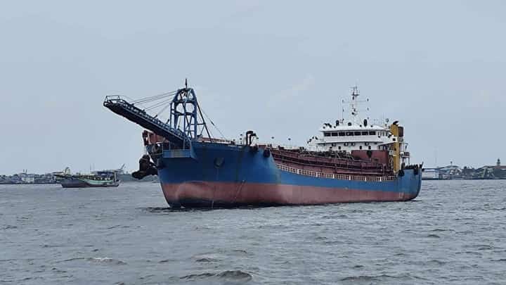 Dredger with undocumented Chinese crew members seized