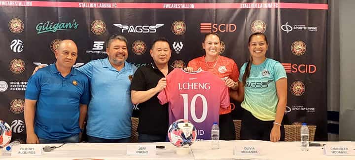 JEFF Cheng (middle) gets a Stallion Laguna FC Women jersey from Olivia McDaniel (second from right) and Chandler McDaniel (right). Also shown are head coach Ernie Nierras (left) and team owner Filbert Alquiros.