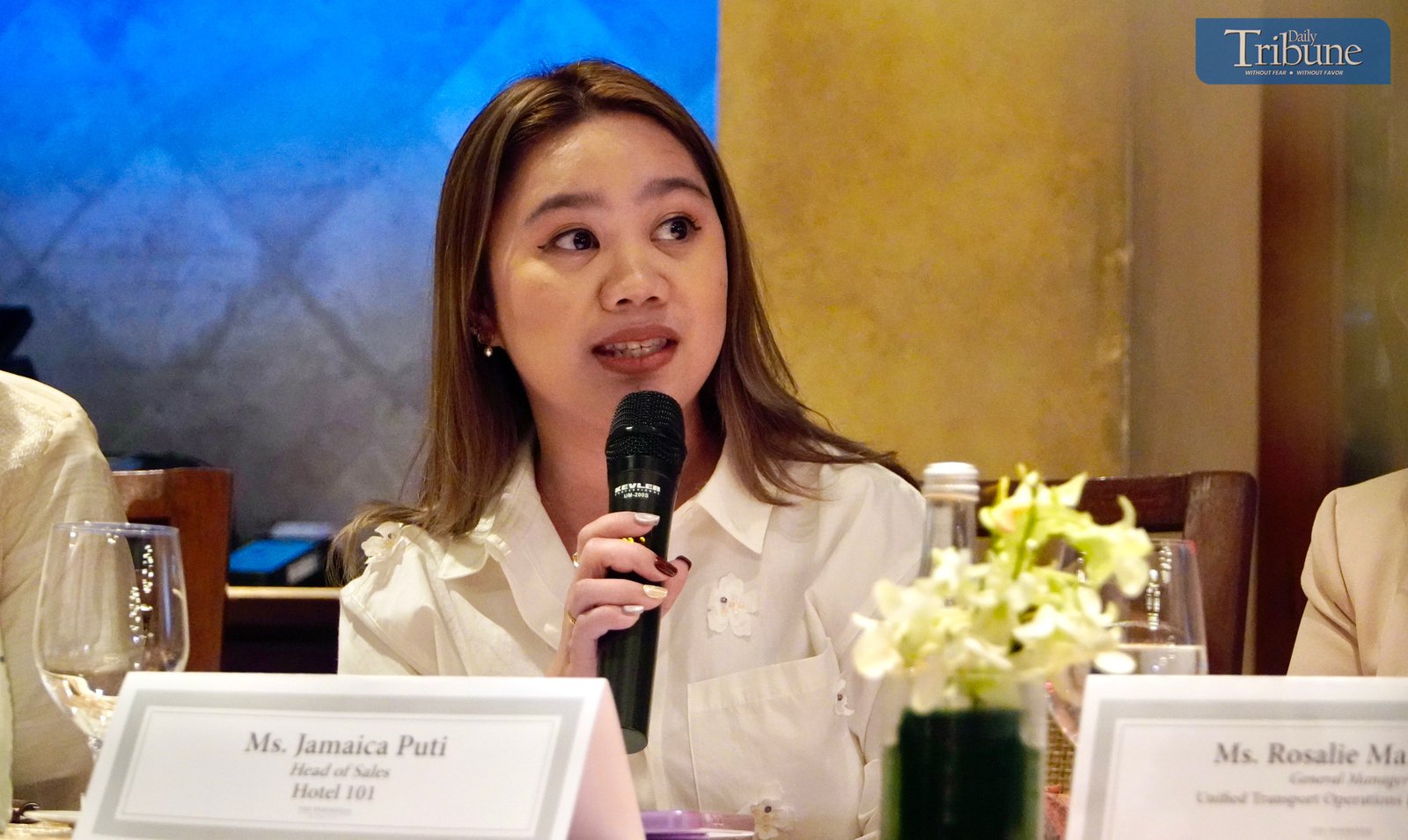 TRIBUNE-Hosts-and-attendees -of-the-Travel -Sale-Expo