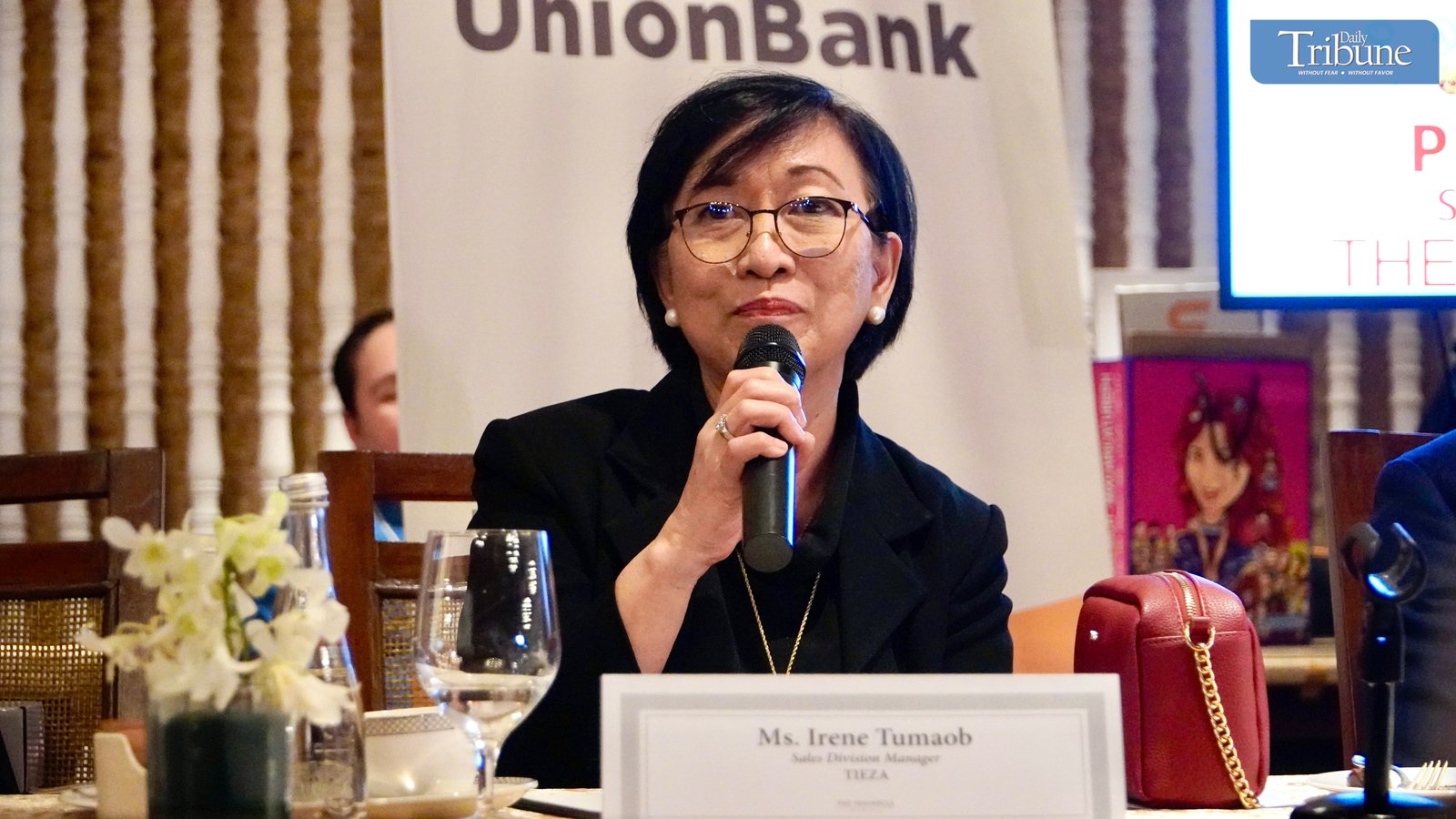 TRIBUNE-Hosts-and-attendees -of-the-Travel -Sale-Expo