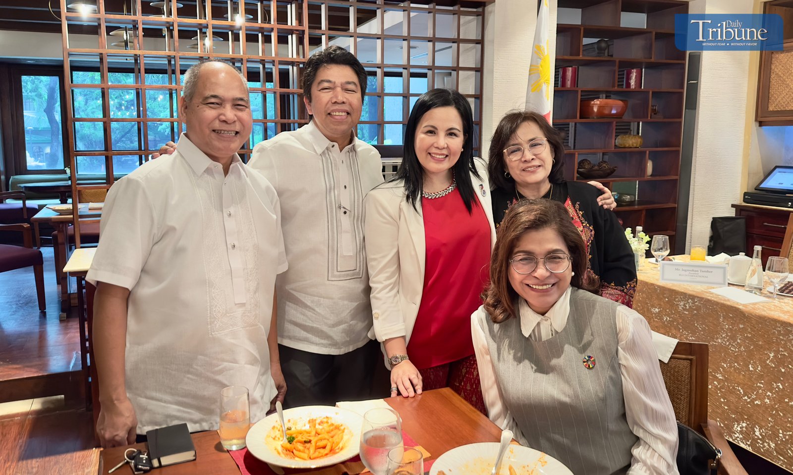 TRIBUNE-Hosts-and-attendees -of-the-Travel -Sale-Expo